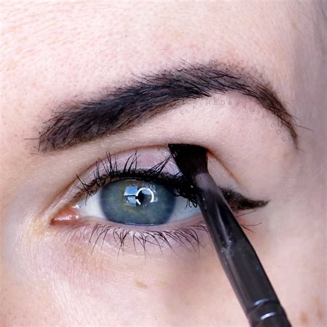 How to create a soft and subtle magic wing liner for everyday wear